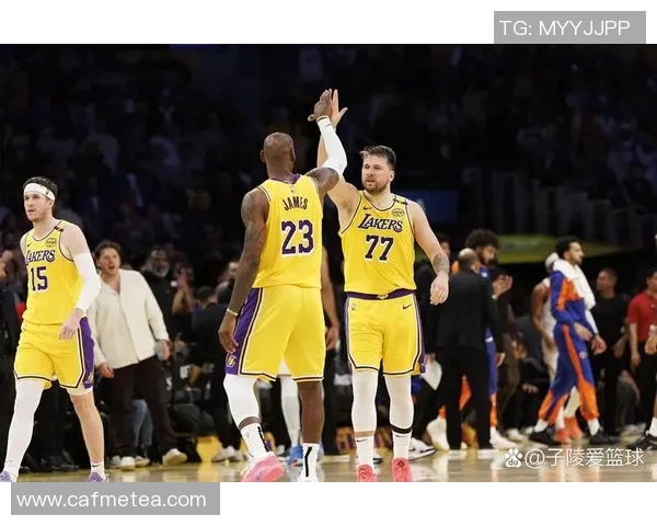 勇士与湖人激战再续NBA经典对决谁能在季后赛中笑到最后